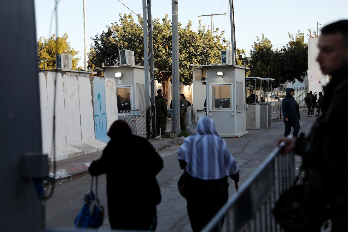 توافد المصلون بكثافة إلى نقطة تفتيش في بيت لحم، متجهين إلى المسجد الأقصى في القدس لأداء صلاتي الجمعة والتراويح، 20 فبراير/شباط 2026. صورة: مأمون وزواز