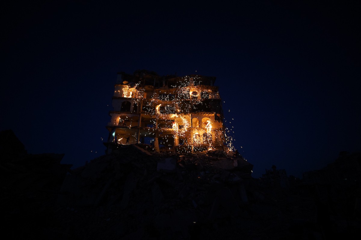 فلسطينيون يُشعلون شرارات من الصوف الفولاذي ( الليف السلكي) خلال شهر رمضان المبارك، وسط أنقاض المباني السكنية التي دُمّرت خلال العدوان الإسرائيلي الذي استمر عامين، في مدينة غزة، 23 فبرايرشباط 2026. صورة عمر أشتوي