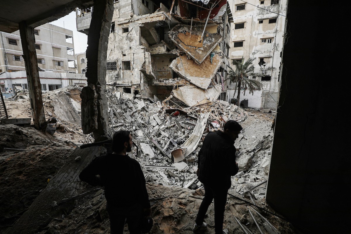 يتفقد فلسطينيون مبنىً متضرراً ومدمراً إلى حد كبير بعد استهدافه من قبل الجيش الإسرائيلي في حي النصر بمدينة غزة، في 31 يناير/كانون الثاني 2026. (صورة: عمر أشتوي)