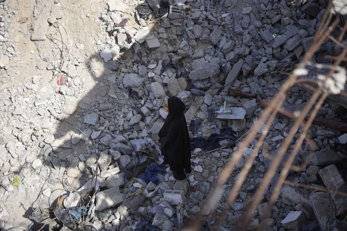 تحاول فرق الدفاع المدني الفلسطيني، بالتنسيق مع اللجنة الدولية للصليب الأحمر، انتشال جثث عائلتي عيادة وغنيم من تحت أنقاض منزل عائلة غباين، في بيت لاهيا، شمال قطاع غزة. 22 فبراير/شباط 2026. صورة: عمر أشتوي