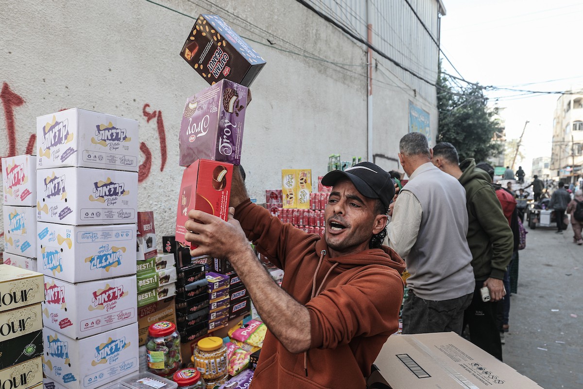 توافد الفلسطينيون بأعداد غفيرة على السوق الشعبي في دير البلح، وسط قطاع غزة، في الأيام التي تسبق شهر رمضان، 12 فبراير/شباط 2026. تصوير: معز صالحي