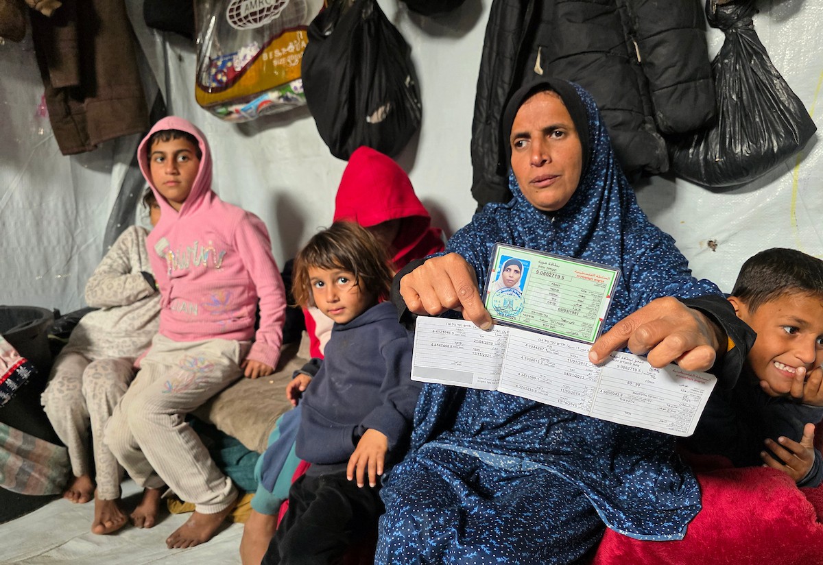 هالة عوض (48 عاما) كفيفة فقدت زوجها في هجوم إسرائيلي، تعيش مع أطفالها السبعة في خيمة مؤقتة غرب خان يونس، وتعيلهم بمفردها رغم إعاقتها البصرية. تصوير: طارق محمد