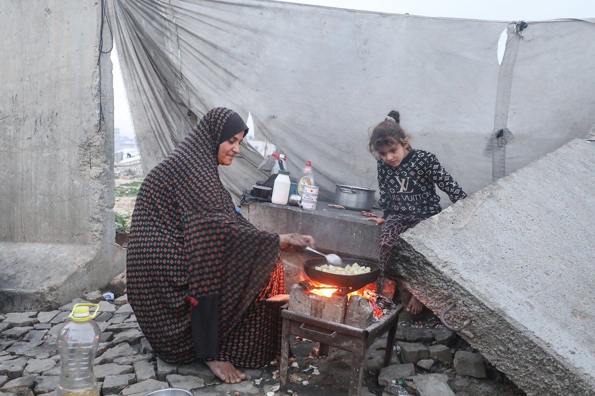 يعيش الفلسطينيون النازحون، وسط الأنقاض في خيام مؤقتة نُصبت في مخيم النصيرات للاجئين وسط قطاع غزة، في ظروف معيشية مزرية ونقص حاد في الاحتياجات الأساسية. ١ فبراير ٢٠٢٦. صورة: معز صالحي