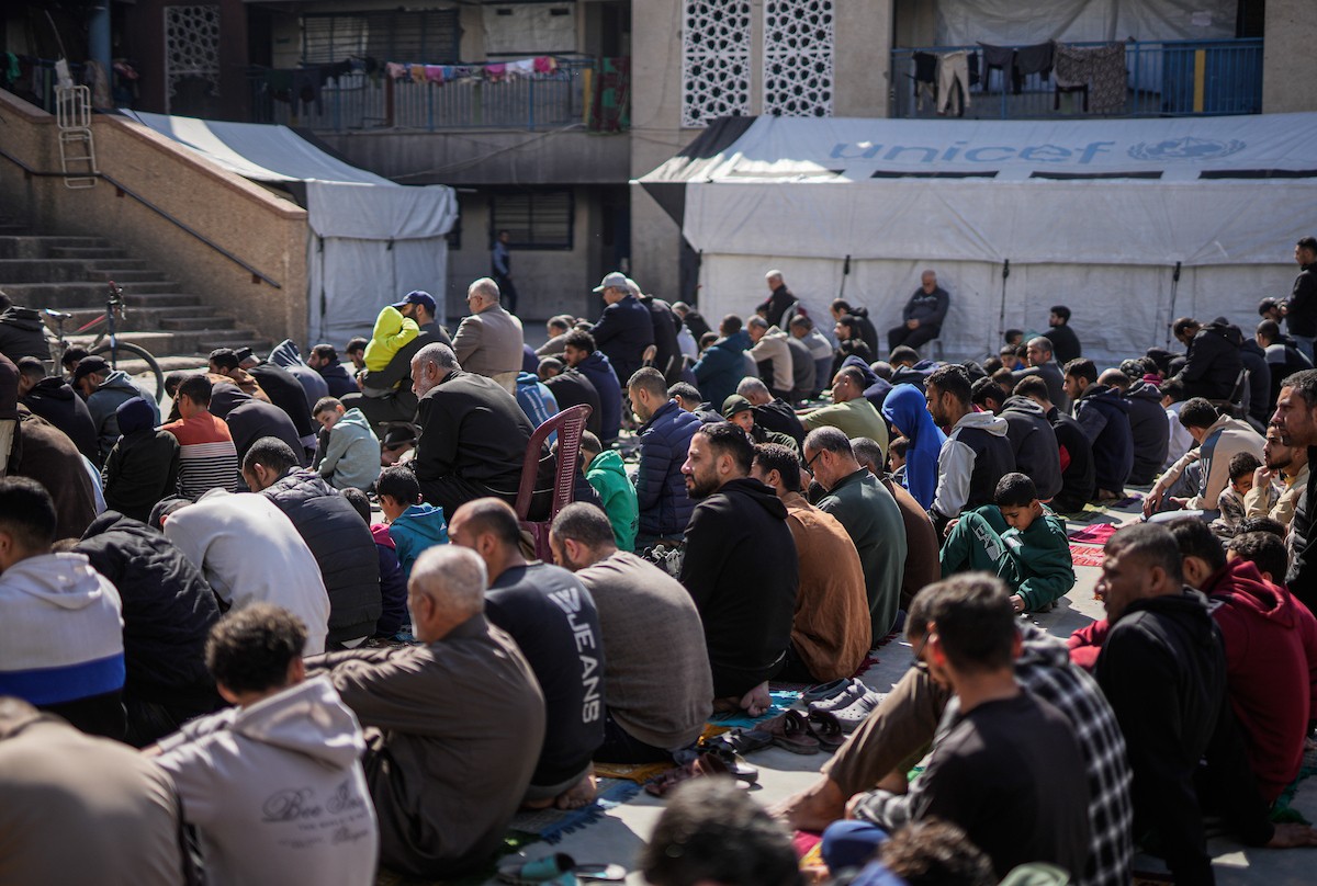 يؤدي المصلون الفلسطينيون صلاة الجمعة خلال شهر رمضان المبارك في مدرسة صلاح الدين، التي حُوِّلت إلى مأوى للفلسطينيين النازحين في ظل الحرب الإسرائيلية الحماسية، بمدينة غزة، يوم الجمعة 20 فبرايرشباط 2026. تصوير عمر أشتوي