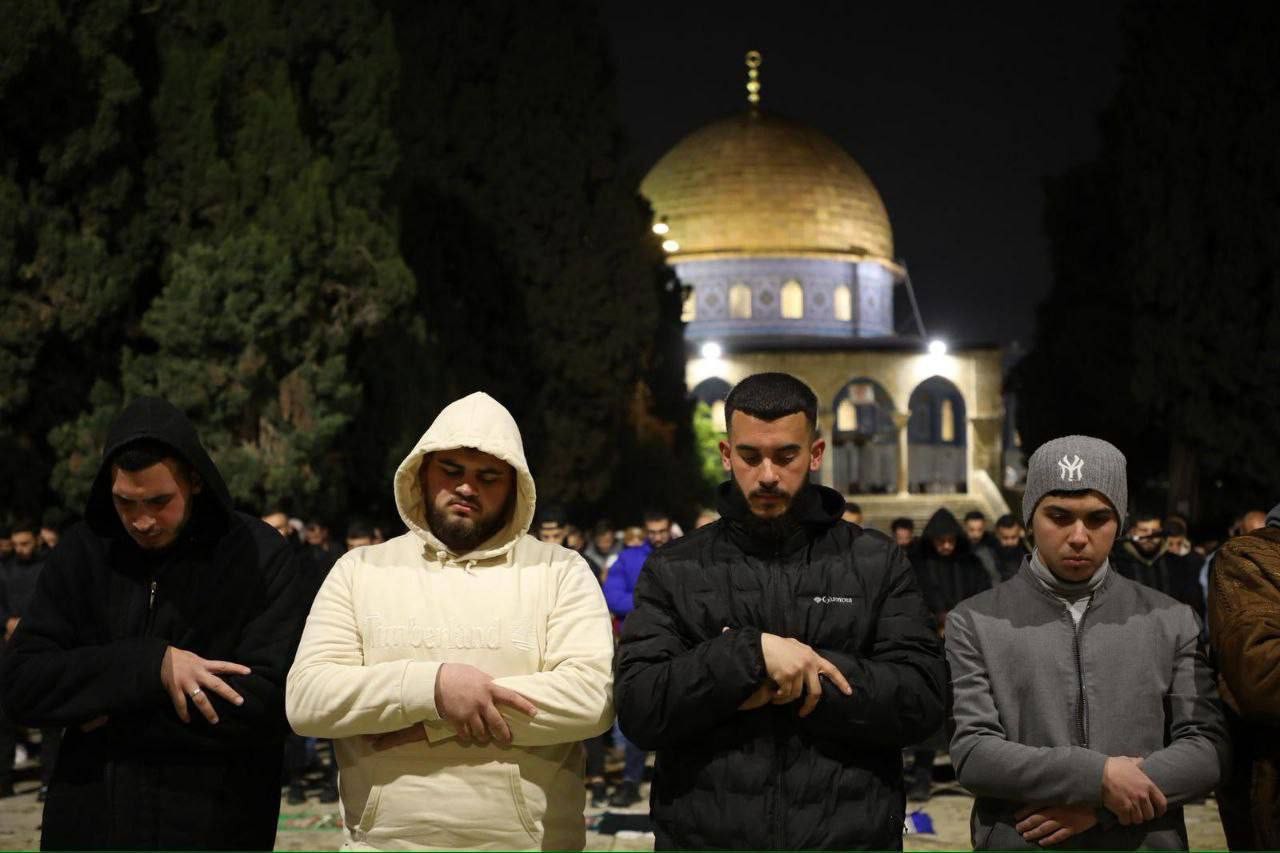 مصلُّون يعمرون المسجد الأقصى ويؤدون صلاة التراويح رغم قيود وتضييقات الاحتلال 3.jpg