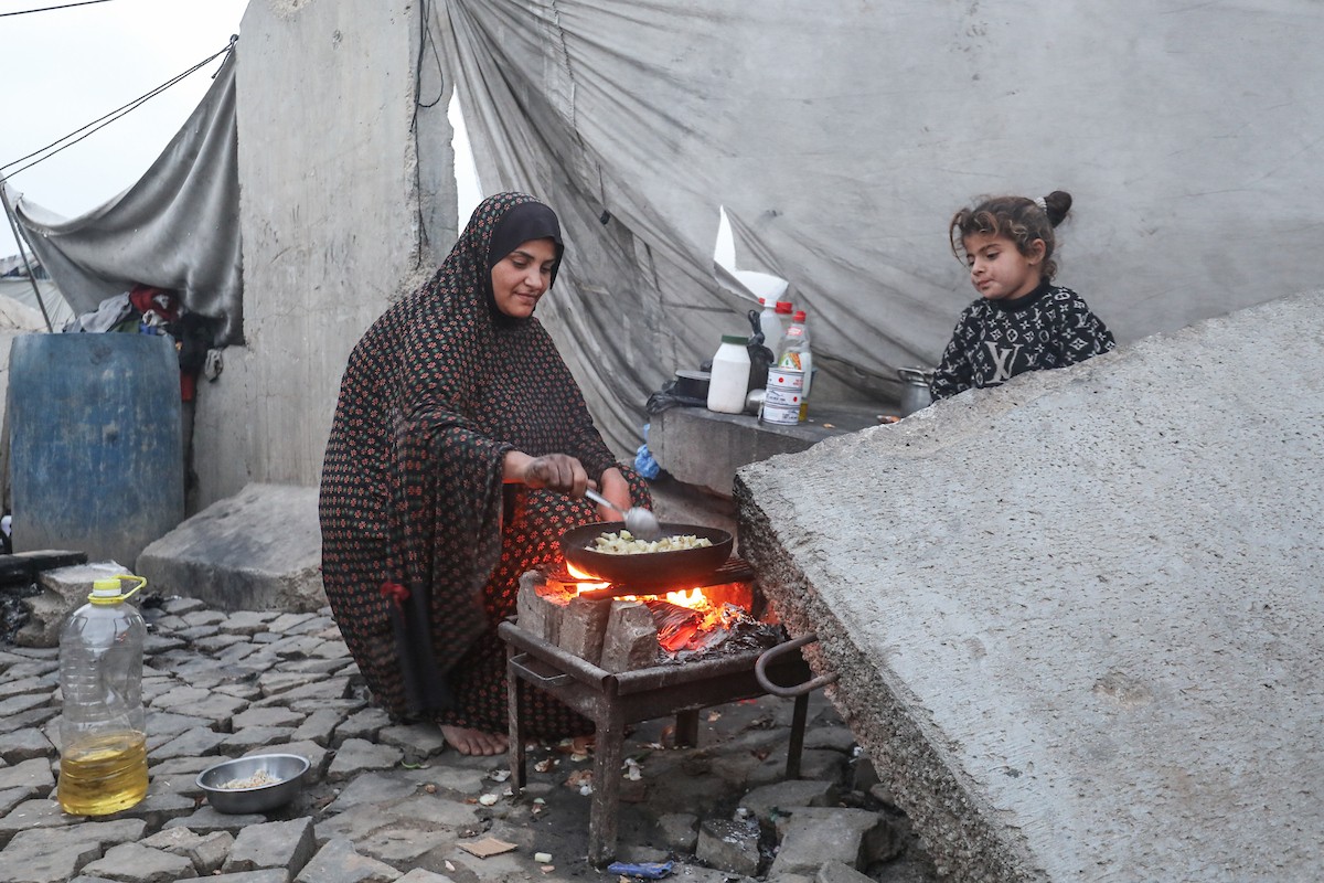 يعيش الفلسطينيون النازحون، وسط الأنقاض في خيام مؤقتة نُصبت في مخيم النصيرات للاجئين وسط قطاع غزة، في ظروف معيشية مزرية ونقص حاد في الاحتياجات الأساسية. ١ فبراير ٢٠٢٦. صورة: معز صالحي