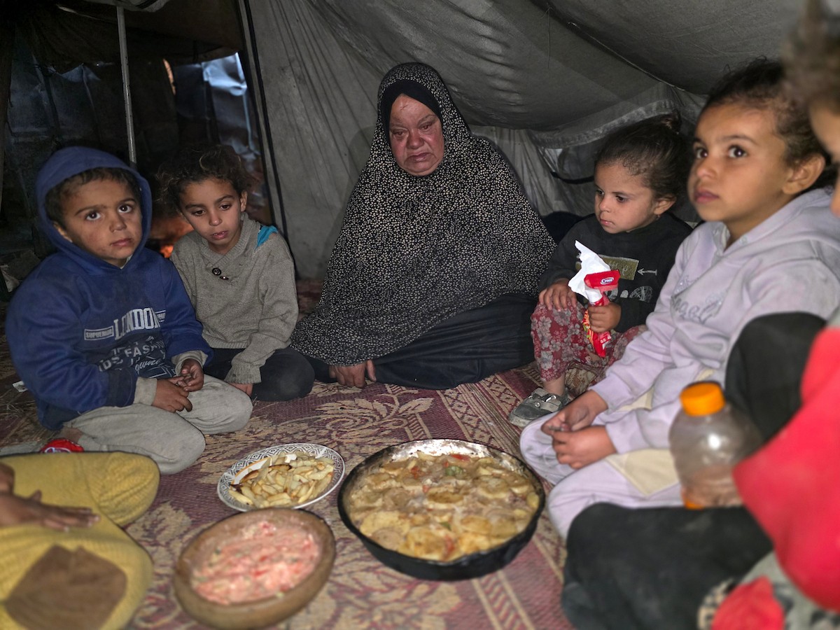عائلات فلسطينية تُفطر في أول أيام شهر رمضان وسط ظروف معيشية قاسية وخطر دائم قرب ما يُسمى بـ