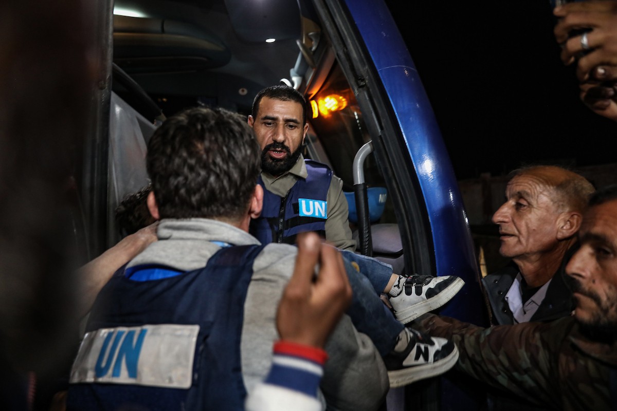 فلسطينيون قادمون من معبر رفح يصلون، في حافلة تحمل شعار الأمم المتحدة، إلى مستشفى ناصر في خان يونس جنوب قطاع غزة، في 2 فبراير/شباط 2026. صورة: عمر أشتوي