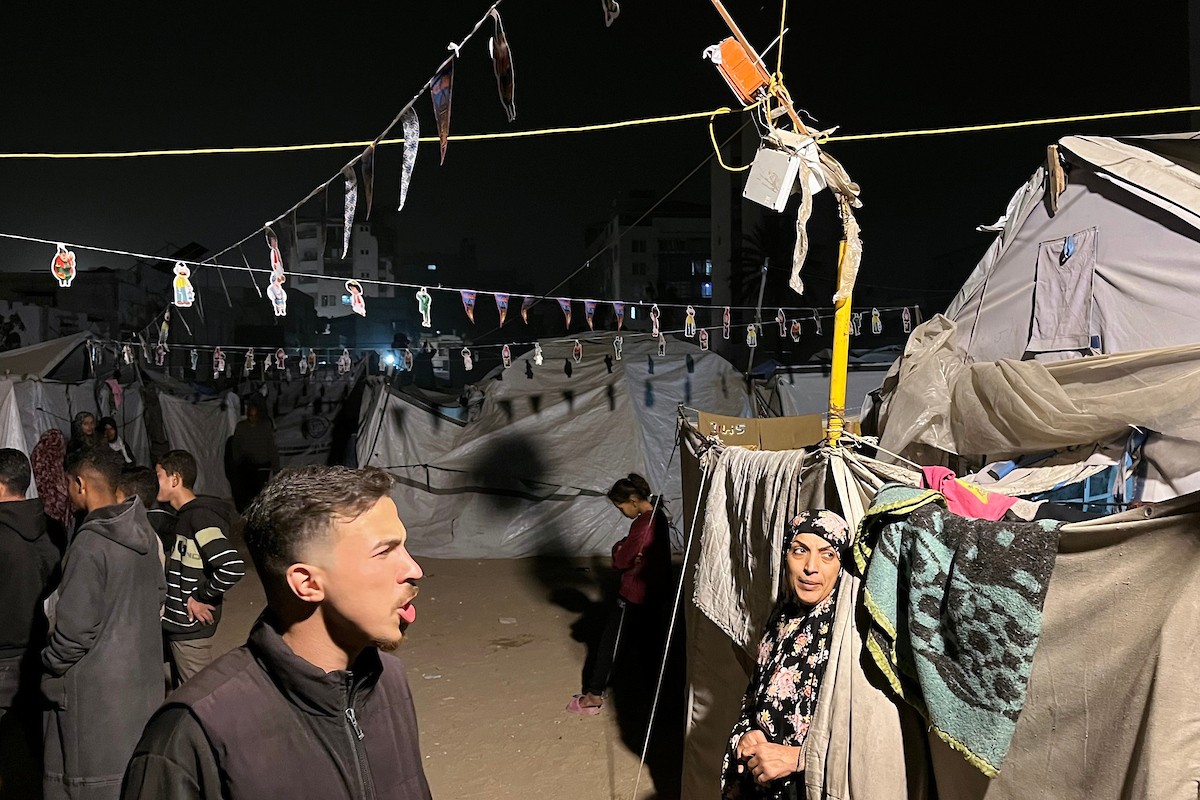 نازحون يزينون خيامهم المتهالكة بالفوانيس وسلاسل الأضواء استعدادًا لقدوم شهر رمضان. ويعانون ظروفًا قاسية نتيجة الحرب، إذ يفتقرون إلى أبسط مقومات الحياة، بما في ذلك المأوى الآمن والغذاء والماء والملابس النظيفة. ١٥ فبراير ٢٠٢٦، مدينة غزة. تصوير: مطر الزاق