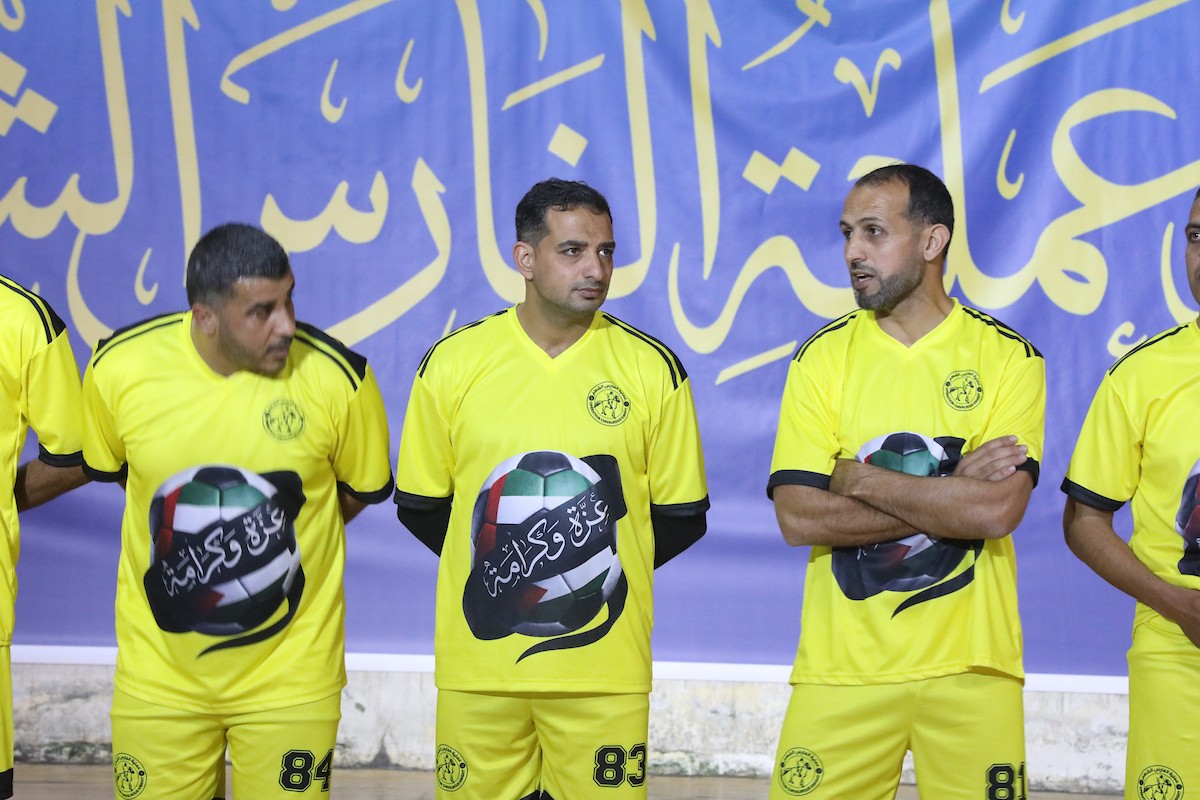 لاعبون فلسطينيون من فريقي النصيرات ورفح يتنافسون خلال مباراة كرة قدم على ملعب نادي خدمات النصيرات، ضمن بطولة غزة الرمضانية، بحضور حشد جماهيري كبير، في مخيم النصيرات بوسط قطاع غزة، بتاريخ 21 فبراير/شباط 2026. تصوير: معز صالحي / apaimages