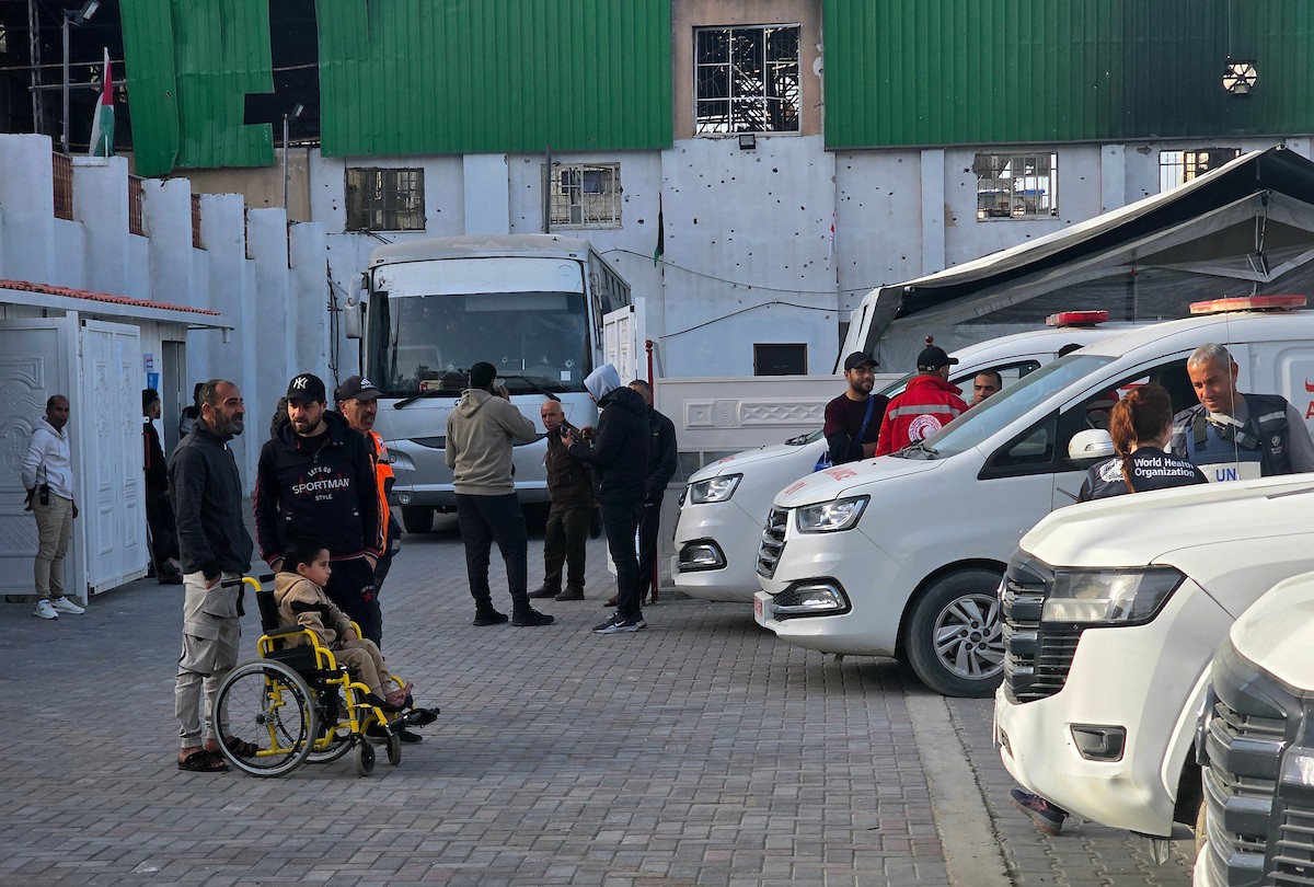 مغادرة مجموعة من المرضى والجرحى من مستشفى الصليب الأحمر، برفقة مرافقيهم، حافلات متجهة إلى معبر رفح الحدودي لإجلائهم في خان يونس، غزة، في 8 فبراير/شباط 2026. (صورة: طارق محمد)