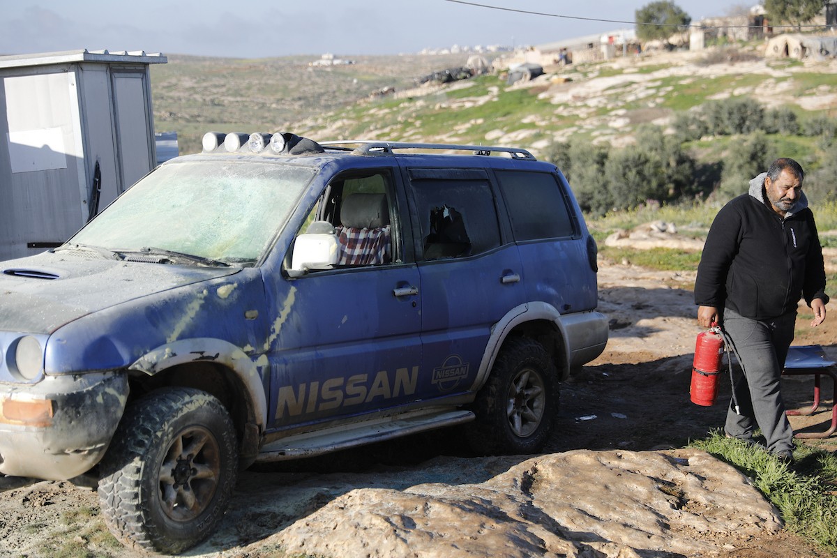 يتفقد فلسطينيون الأضرار التي لحقت بمنازلهم وممتلكاتهم في مستوطنة سوسيا، جنوب الخليل، عقب هجمات شنها مستوطنون يهود الليلة الماضية. الخليل، الضفة الغربية، 25 فبراير/شباط 2026. تصوير: مأمون وزواز