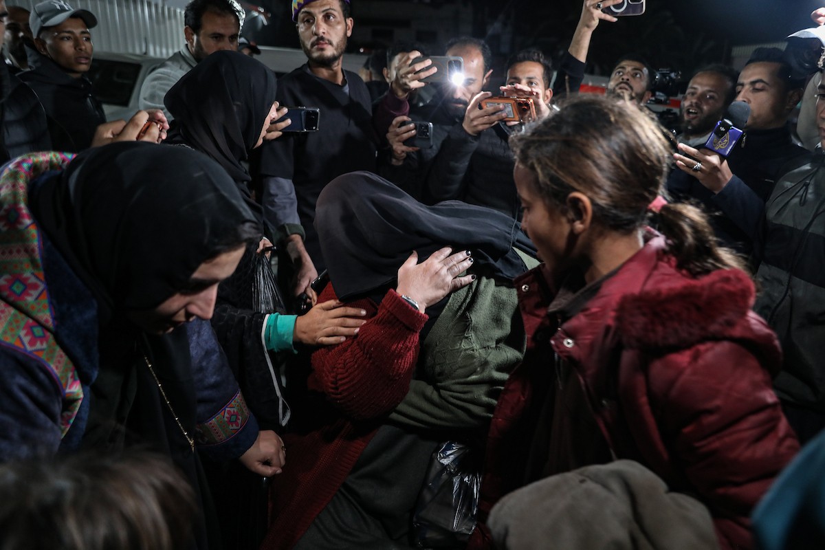 فلسطينيون قادمون من معبر رفح يصلون، في حافلة تحمل شعار الأمم المتحدة، إلى مستشفى ناصر في خان يونس جنوب قطاع غزة، في 2 فبراير/شباط 2026. صورة: عمر أشتوي