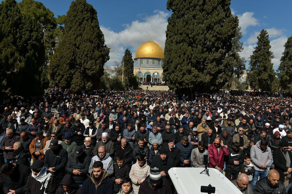 أدى الفلسطينيون صلاة الجمعة الثانية من شهر رمضان في المسجد الأقصى بالقدس. ووفقًا لدائرة الأوقاف الإسلامية، حضر الصلاة 100 ألف مصلٍّ رغم القيود الإسرائيلية المفروضة على الفلسطينيين، 27 فبراير/شباط 2026.