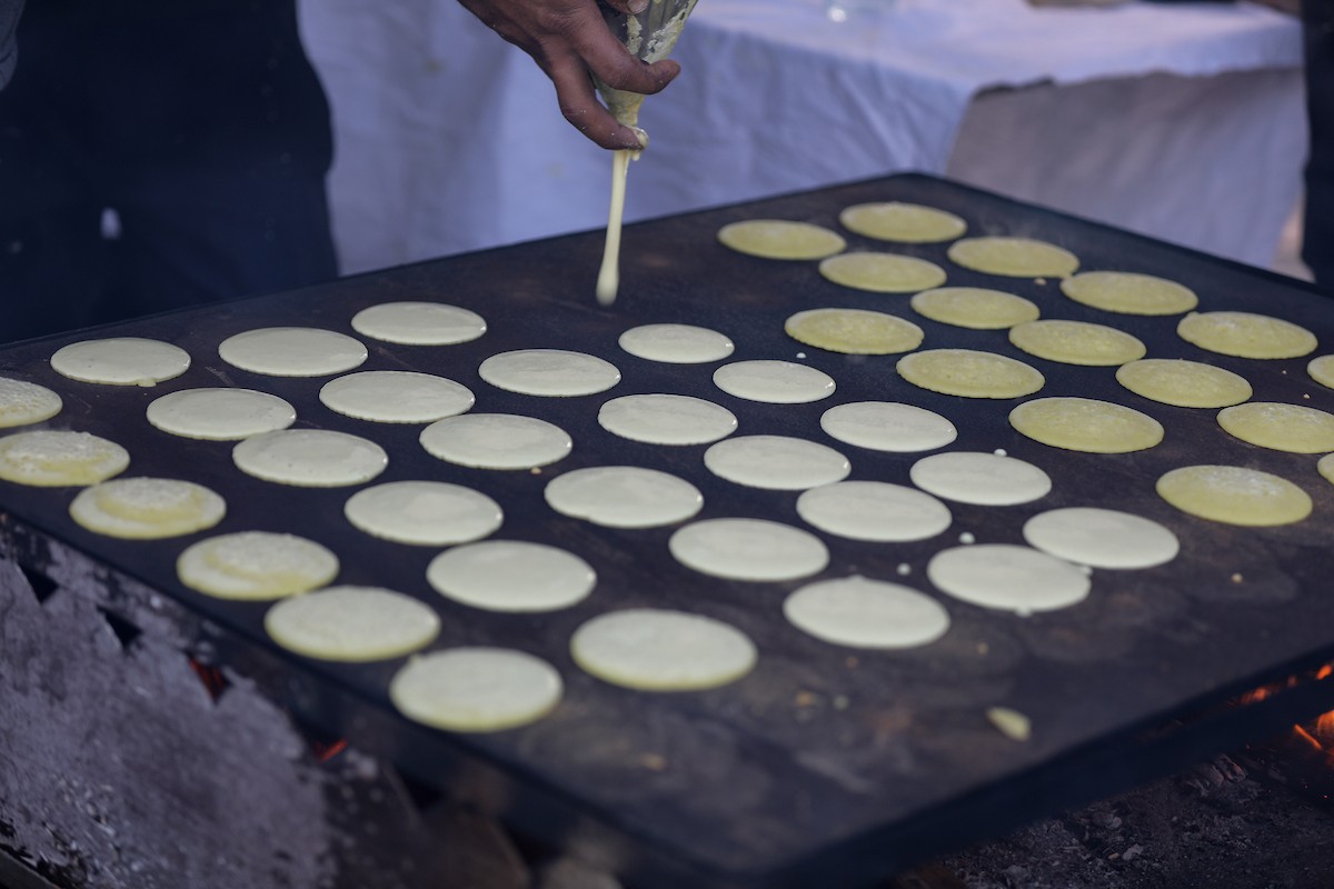 آلاء كريم نازحة في مخيم النصيرات وسط قطاع غزة، تفتح كشكًا لتحضير وبيع القطايف خلال أيام رمضان، في محاولة منها للتغلب على ظروف المعيشة القاسية وإعالة أسرتها بعد أن فقدت منزلها، 19 فبرايرشباط 2026. تصوير رمزي أبو عامر