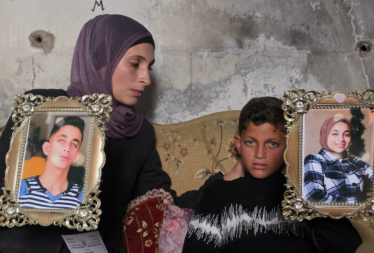 الأم تحرير أبو ماضي تنتظر تأكيدا رسميا بشأن مصير ابنتها ملك، خان يونس، جنوب قطاع غزة، 9 فبراير/شباط 2026. صورة: طارق محمد