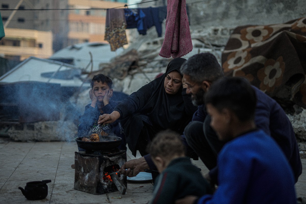 عائلة فلسطينية نازحة من بيت حانون تفطر في ثاني أيام رمضان في خيمة متداعية وسط أنقاض مسجد الحساينة على شاطئ مدينة غزة.19 فبراير/شباط 2026. تصوير: عمر أشتوي