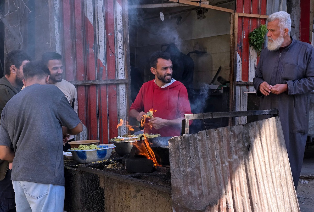 تلجأ العائلات الفلسطينية والباعة إلى استخدام الحطب والخشب لإعداد الطعام بسبب نقص غاز الطهي، خان يونس، جنوب قطاع غزة، 24 فبراير/شباط 2026.تصوير: طارق محمد/ (APA Images).