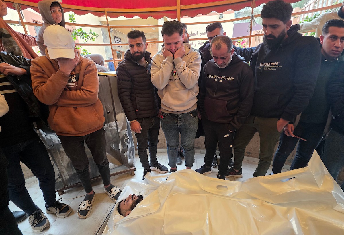 ودّعت والدة الفقيد عبد الحميد الفرا وأقاربه جثمانه للمرة الأخيرة في مشرحة مجمع ناصر الطبي، بعد استشهاده بنيران الجيش الإسرائيلي في منطقة التحلية، شرق خان يونس جنوب قطاع غزة. ١٩ فبراير ٢٠٢٦. تصوير: طارق محمد (APA Images)