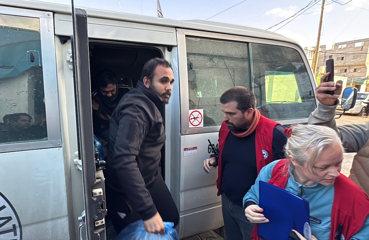 نقلت اللجنة الدولية للصليب الأحمر ثمانية أسرى فلسطينيين إلى مستشفى شهداء الأقصى في دير البلح، وسط قطاع غزة، بعد إطلاق سراحهم من قبل القوات الإسرائيلية. ٢٦ فبراير/شباط ٢٠٢٦. صورة: أحمد إبراهيم