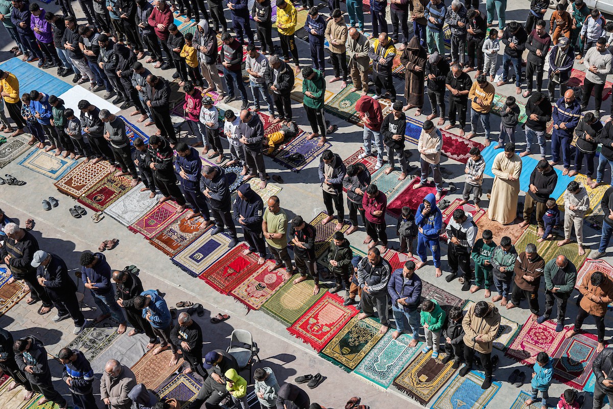 يؤدي المصلون الفلسطينيون صلاة الجمعة خلال شهر رمضان المبارك في مدرسة صلاح الدين، التي حُوِّلت إلى مأوى للفلسطينيين النازحين في ظل الحرب الإسرائيلية الحماسية، بمدينة غزة، يوم الجمعة 20 فبرايرشباط 2026. تصوير عمر أشتوي