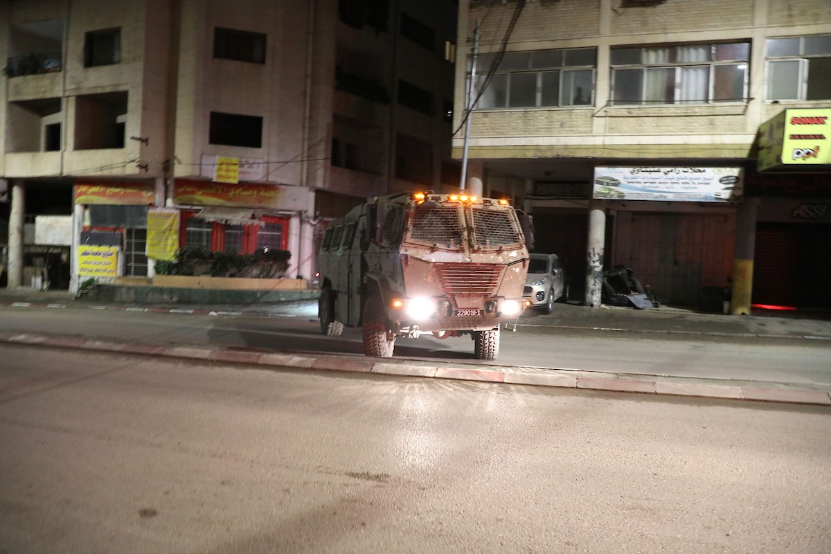 يتمركز جنود إسرائيليون لتوفير الحماية للمصلين اليهود الذين يؤدون صلاتهم قرب قبر يوسف، شرق نابلس في الضفة الغربية. ٢٤ فبراير ٢٠٢٦. صورة: محمد ناصر