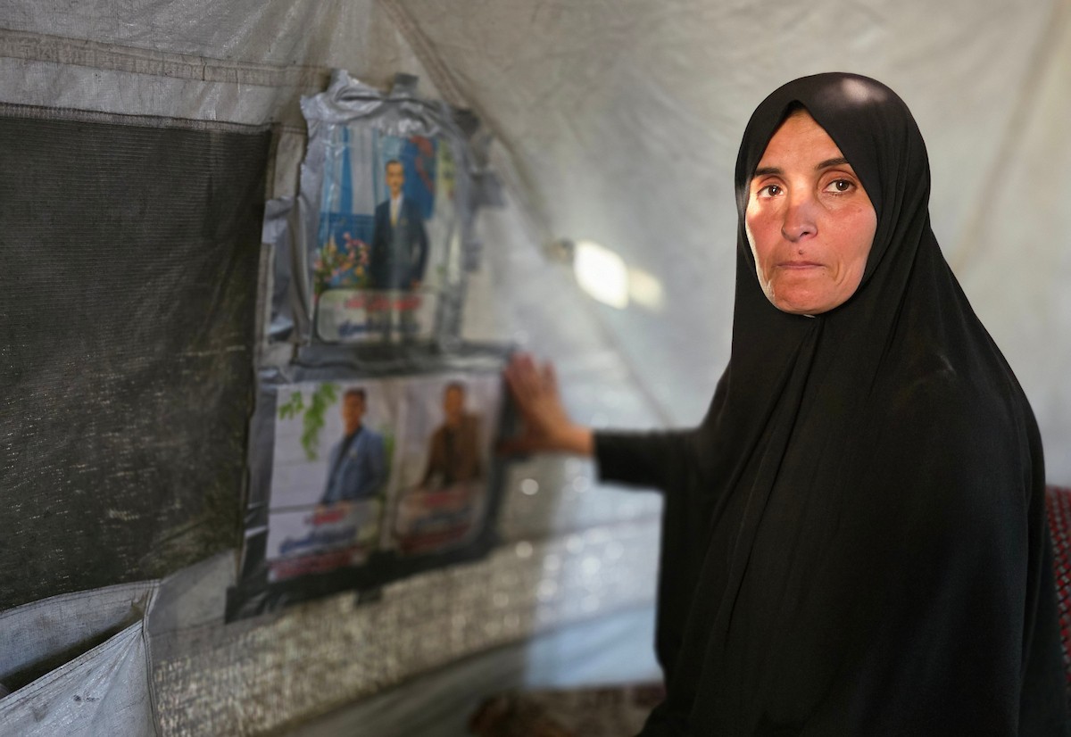 عائلة صبحية المصري النازحة من بيت حانون إلى خان يونس تواجه ظروفًا معيشية صعبة مع بداية شهر رمضان، بعد أن فقدت ثلاثة من أبنائها: شهيد، وأسير، ومفقود، 21 فبراير/شباط 2026. صورة: طارق محمد