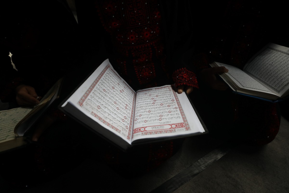 أطفال فلسطينيون يتلون ويحفظون القرآن الكريم داخل الجامع العمري الكبير في مدينة غزة خلال شهر رمضان. وقد تضرر الجامع العمري القديم بشدة جراء الهجمات الإسرائيلية خلال حرب غزة في 26 فبراير/شباط 2026. صورة: عمر أشتوي