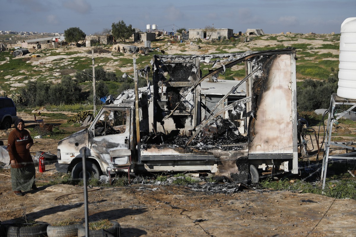 يتفقد فلسطينيون الأضرار التي لحقت بمنازلهم وممتلكاتهم في مستوطنة سوسيا، جنوب الخليل، عقب هجمات شنها مستوطنون يهود الليلة الماضية. الخليل، الضفة الغربية، 25 فبراير/شباط 2026. تصوير: مأمون وزواز