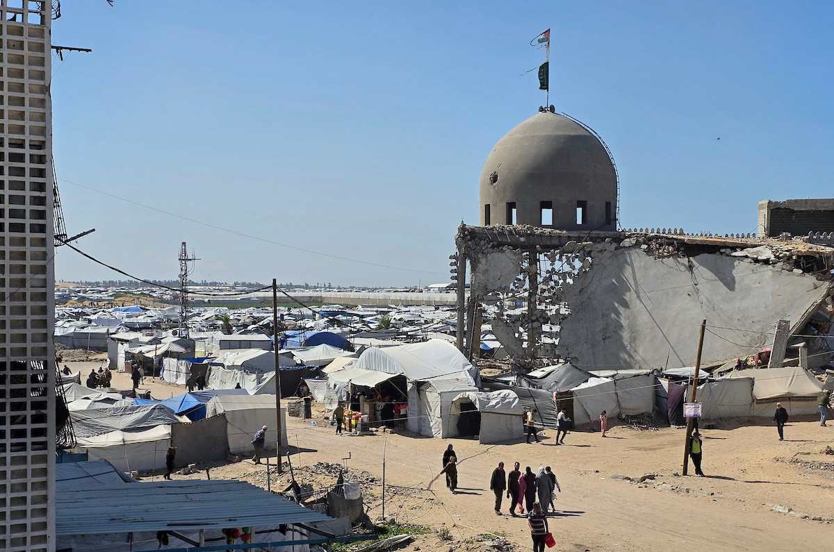 يؤدي الفلسطينيون أول صلاة جمعة من شهر رمضان المبارك وسط أنقاض مسجد الألباني في خان يونس، غزة، في 20 فبراير/شباط 2026. صورة: طارق محمد