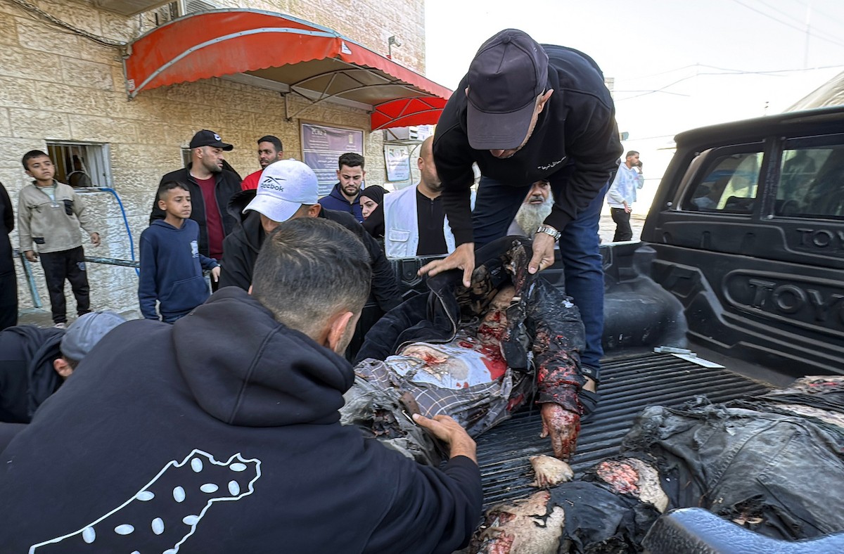 نُقلت جثامين اثنين من الفلسطينيين الثلاثة، بينهم امرأة، الذين قضوا نحبهم في هجمات شنها الجيش الإسرائيلي على قرية مصدر، إلى مستشفى شهداء الأقصى في دير البلح، وسط قطاع غزة، في 10 فبراير/شباط 2026. (صورة: أحمد إبراهيم)