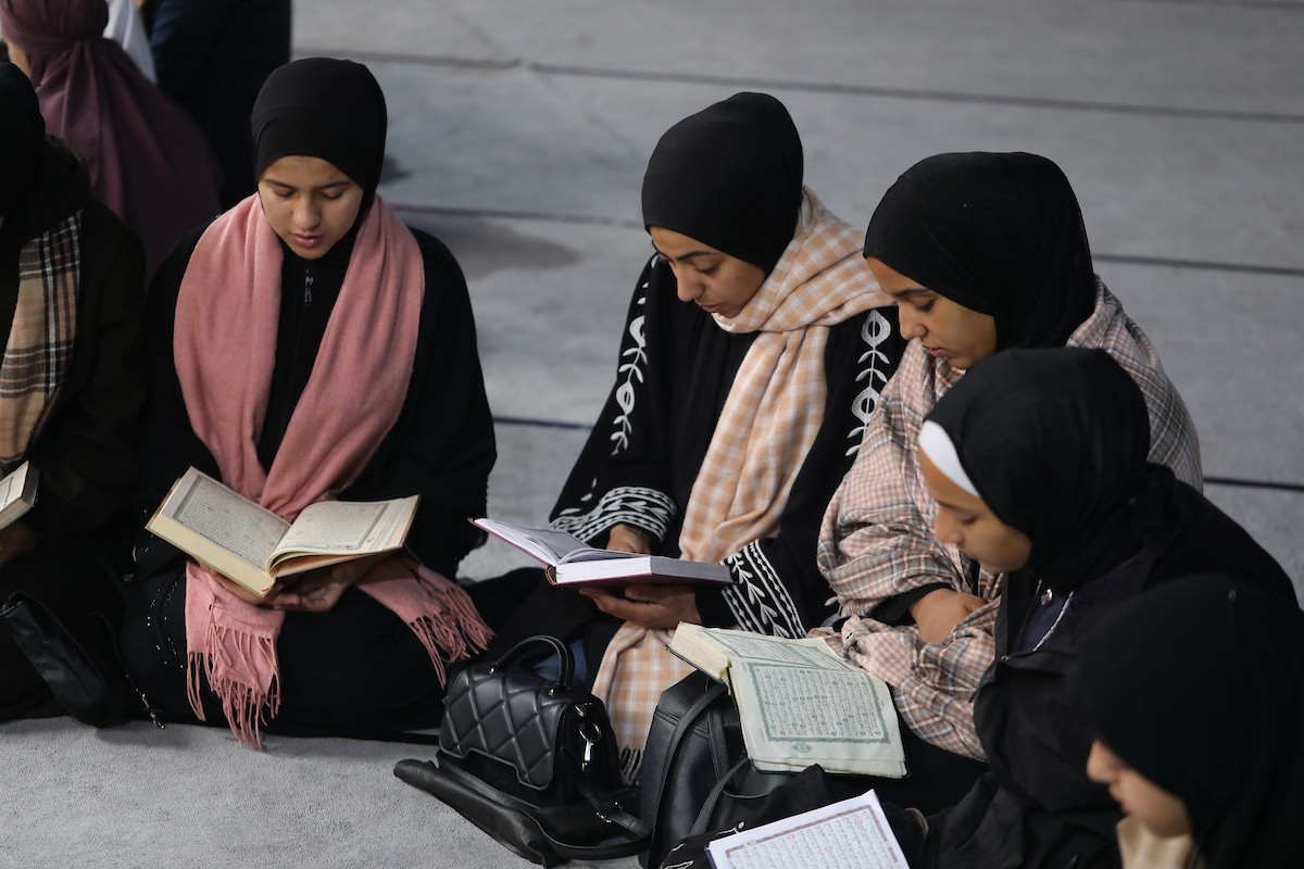 أطفال فلسطينيون يتلون ويحفظون القرآن الكريم داخل الجامع العمري الكبير في مدينة غزة خلال شهر رمضان. وقد تضرر الجامع العمري القديم بشدة جراء الهجمات الإسرائيلية خلال حرب غزة في 26 فبراير/شباط 2026. صورة: عمر أشتوي