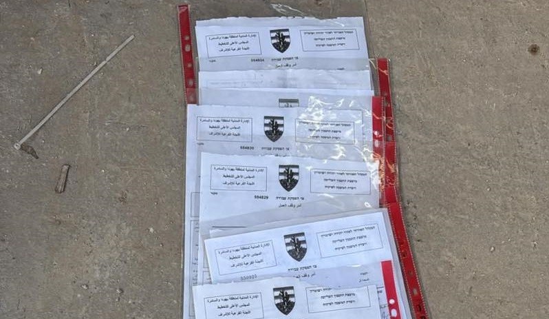 الاحتلال يخطر بهدم منشآت سكنية وزراعية شرق بلدة أبو ديس.jpg