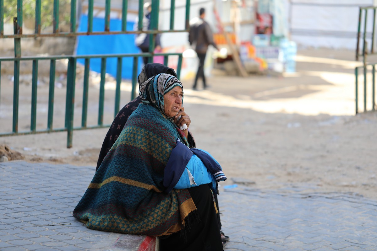 ودّع فلسطينيون جثماني مواطنين اثنين في مستشفى الشفاء بمدينة غزة. وبحسب مصادر عائلية، قُتل الرجلان على يد القوات الإسرائيلية في بيت لاهيا، شمال قطاع غزة، في 24 فبراير/شباط 2026. (صورة: عمر أشتوي)