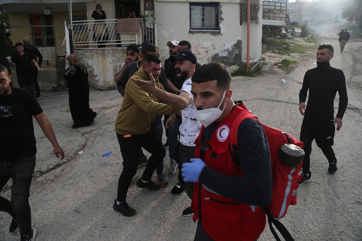 ردود فعل فلسطينية بعد أن هدمت القوات الإسرائيلية منزلاً فلسطينياً من ثلاثة طوابق بحجة عدم وجود رخصة بناء، في بلدة ترقوميا ، شمال غرب الخليل، بالضفة الغربية، في الأول من فبراير/شباط 2026. (صورة: مأمون وزواز)