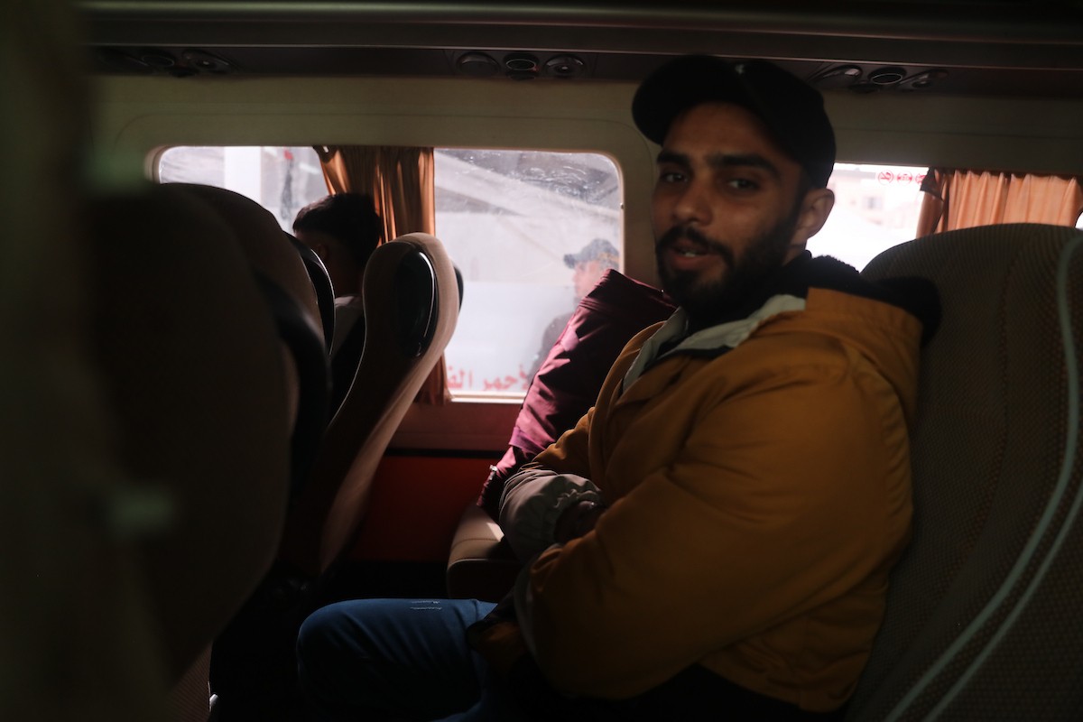 مركبات تابعة للأمم المتحدة تنقل عدداً من الجرحى ومرافقيهم من المقر الميداني لجمعية الهلال الأحمر الفلسطيني في خان يونس إلى معبر كرم أبو سالم لتلقي العلاج الطبي في الخارج،2 فبراير/شباط 2026