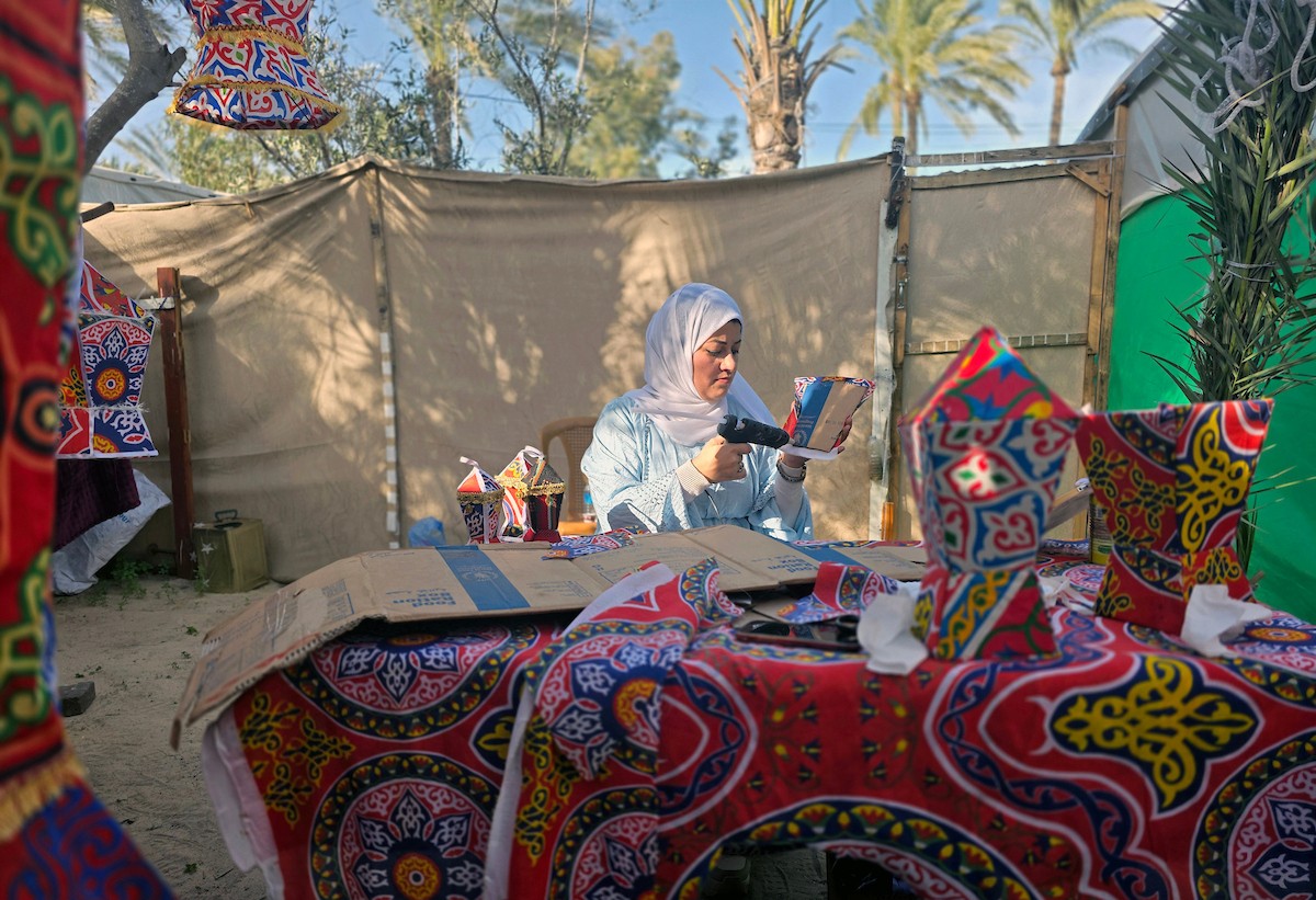 الفلسطينية ريهان شراب تصنع فوانيس رمضان من بقايا صناديق المساعدات في خان يونس جنوب قطاع غزة  8 فبراير/شباط 2026. (صورة: طارق محمد)
