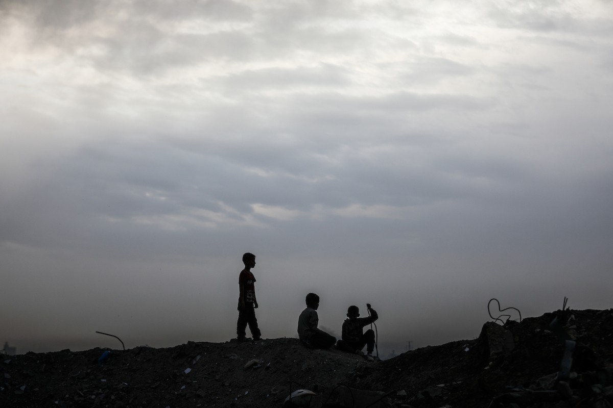 يعيش الفلسطينيون النازحون، وسط الأنقاض في خيام مؤقتة نُصبت في مخيم النصيرات للاجئين وسط قطاع غزة، في ظروف معيشية مزرية ونقص حاد في الاحتياجات الأساسية. ١ فبراير ٢٠٢٦. صورة: معز صالحي