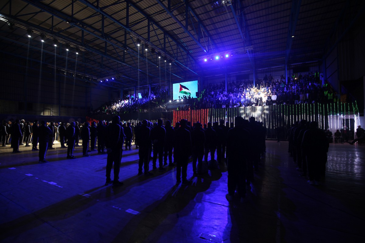 لاعبون فلسطينيون من فريقي النصيرات ورفح يتنافسون خلال مباراة كرة قدم على ملعب نادي خدمات النصيرات، ضمن بطولة غزة الرمضانية، بحضور حشد جماهيري كبير، في مخيم النصيرات بوسط قطاع غزة، بتاريخ 21 فبراير/شباط 2026. تصوير: معز صالحي / apaimages