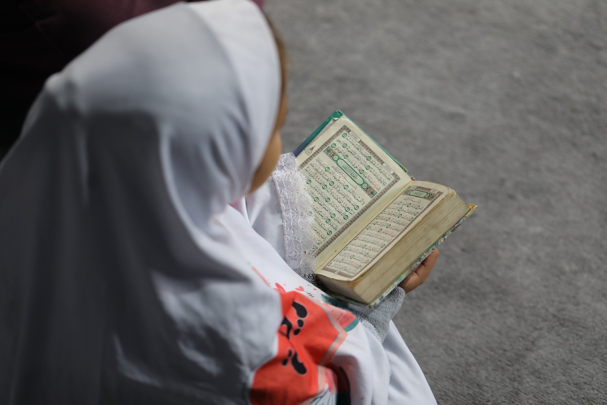أطفال فلسطينيون يتلون ويحفظون القرآن الكريم داخل الجامع العمري الكبير في مدينة غزة خلال شهر رمضان. وقد تضرر الجامع العمري القديم بشدة جراء الهجمات الإسرائيلية خلال حرب غزة في 26 فبراير/شباط 2026. صورة: عمر أشتوي