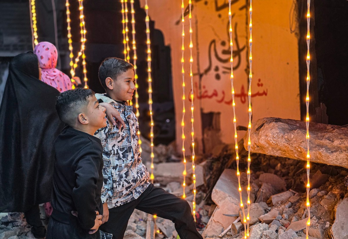 يحتفل الفلسطينيون في خان يونس جنوب قطاع غزة بشهر رمضان المبارك، مستقبلين قدومه بأمل وفرح، في 17 فبراير/شباط 2026. صورة: تامر إبراهيم
