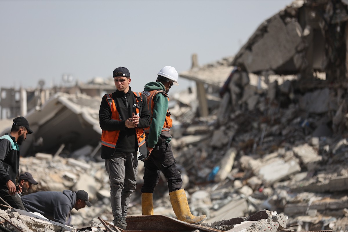 فرق الدفاع المدني التنسيق مع اللجنة الدولية للصليب الأحمر تطلق حملةً لانتشال نحو 67 جثة من عائلة أبو نصر، من تحت أنقاض منزل استهدفه الجيش الإسرائيلي خلال الحرب في بيت لاهيا، شمال قطاع غزة. 15 فبراير/شباط 2026. صورة: عمر أشتوي