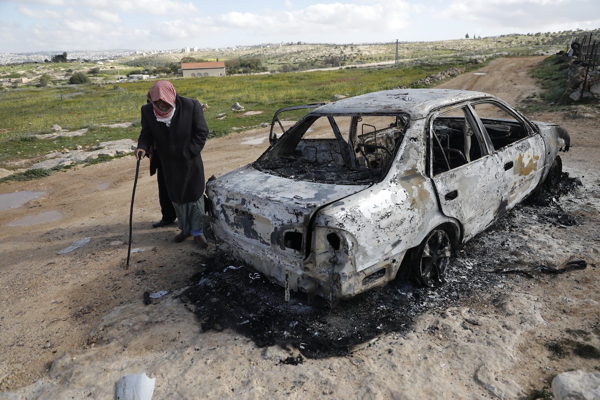 يتفقد فلسطينيون الأضرار التي لحقت بمنازلهم وممتلكاتهم في مستوطنة سوسيا، جنوب الخليل، عقب هجمات شنها مستوطنون يهود الليلة الماضية. الخليل، الضفة الغربية، 25 فبراير/شباط 2026. تصوير: مأمون وزواز