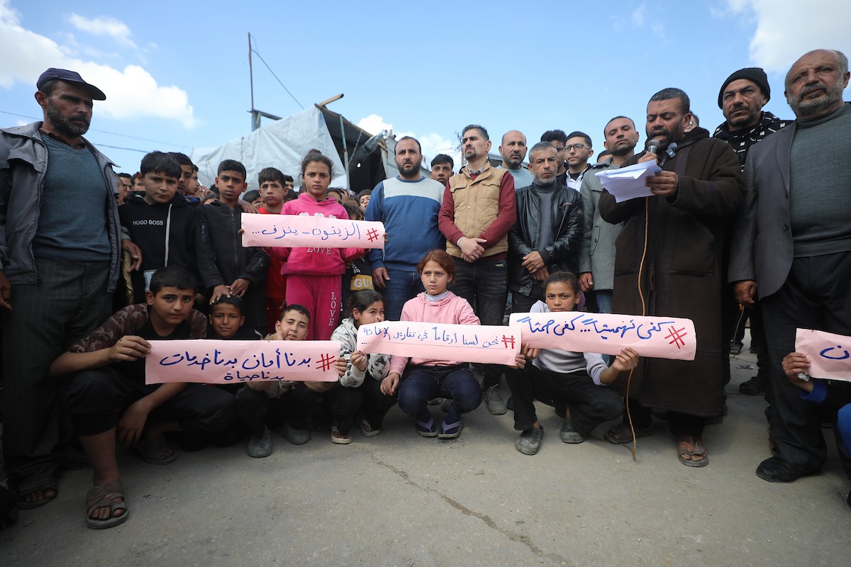 نظمت عائلات فلسطينية نازحة، تعيش وسط الأنقاض في حي الزيتون بمدينة غزة، احتجاجًا للمطالبة بتوفير المياه والغذاء والرعاية الصحية والتعليم للنازحين، ووقف الهجمات الإسرائيلية المستمرة ضدهم. مدينة غزة، 25 فبرايرشباط 2026. تصوير عمر أشتوي