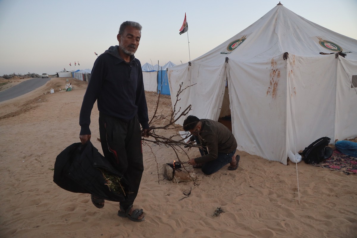 وسط خيام النازحين في المخيم المصري بمنطقة نتساريم وسط قطاع غزة، يحاول السكان الحفاظ على تفاصيل حياتهم اليومية رغم الظروف القاسية والنقص الحاد في الضروريات الأساسية كالمأوى والغذاء والماء النظيف. وسط قطاع غزة، ١٢ فبراير ٢٠٢٦. تصوير: محمد الأسود