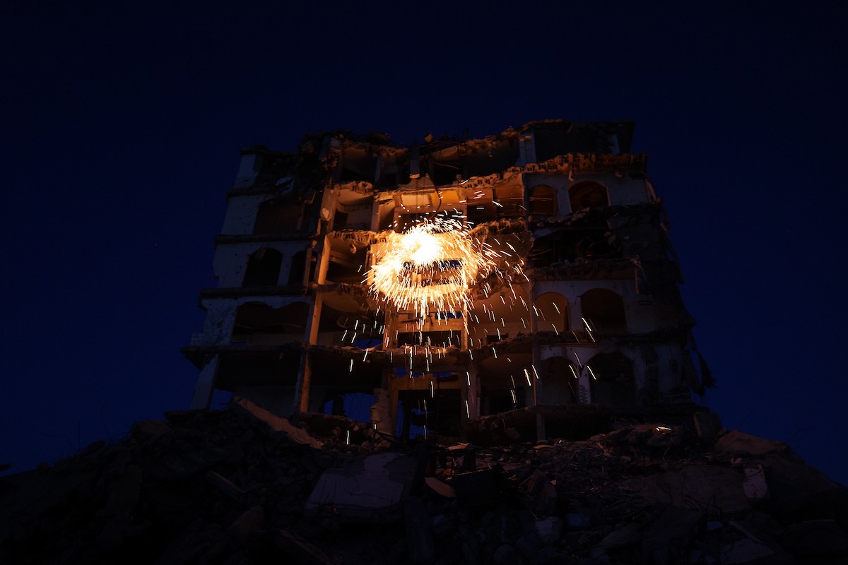 فلسطينيون يُشعلون شرارات من الصوف الفولاذي ( الليف السلكي) خلال شهر رمضان المبارك، وسط أنقاض المباني السكنية التي دُمّرت خلال العدوان الإسرائيلي الذي استمر عامين، في مدينة غزة، 23 فبرايرشباط 2026. صورة عمر أشتوي