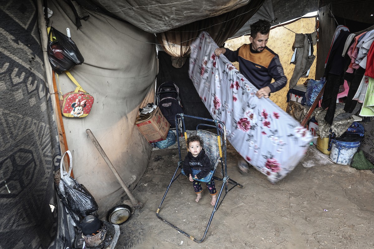 يواجه اللاجئون الفلسطينيون ظروفاً قاسية بعد أن غمرت الأمطار الغزيرة خيامهم في مخيم البريج بوسط قطاع غزة في 24 فبراير/شباط 2026. صورة: معز صالحي