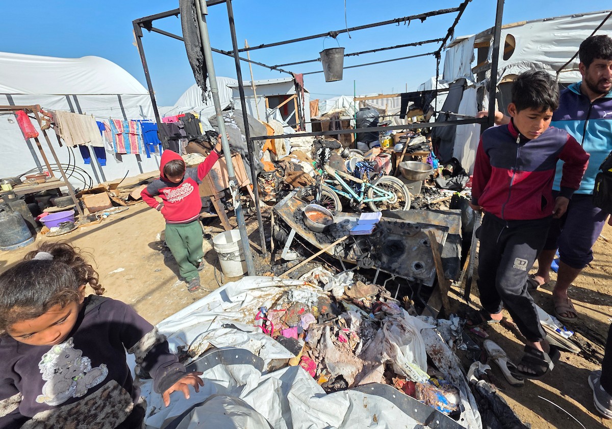 يتفقد فلسطينيون موقع غارة إسرائيلية استهدفت خيامًا في خان يونس، جنوب قطاع غزة، 31 ينايركانون الثاني 2026. صورة طارق محمد (APA Images).