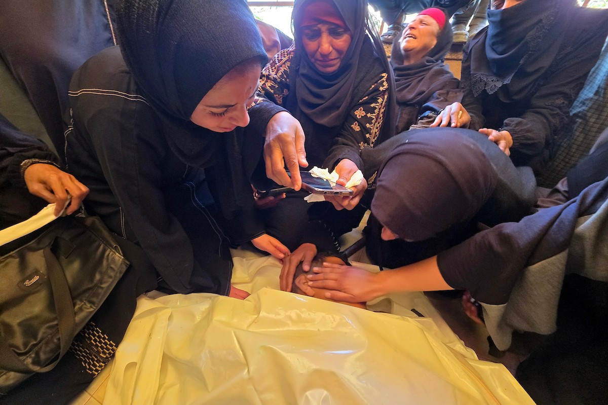 وداع الطفل مهند النجار (14 عاماً) الذي ارتقى بنيران الجيش الإسرائيلي  شرق خان يونس جنوب قطاع غزة، ١٨ فبراير/شباط ٢٠٢٦. تصوير: طارق محمد (APA Images)