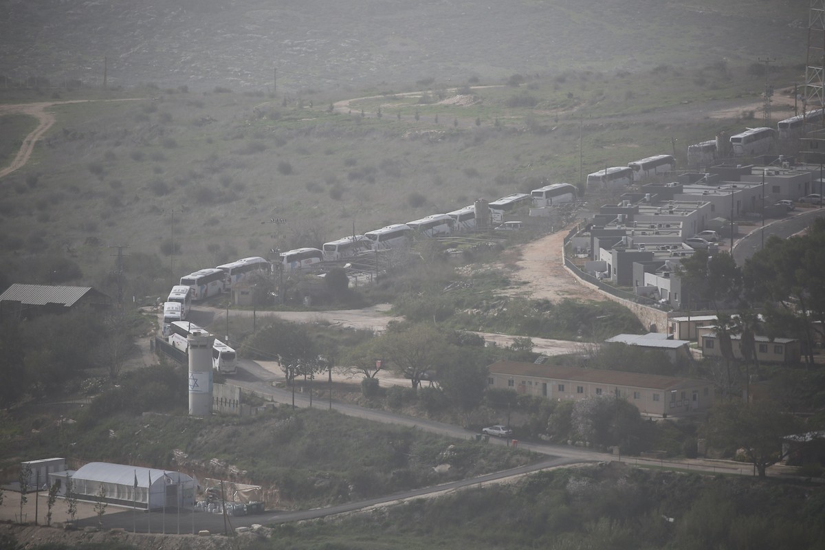 تجمعت حافلات إسرائيلية داخل مستوطنة شافي شومرون لحضور مراسم غرس الأشجار بمناسبة عيد 